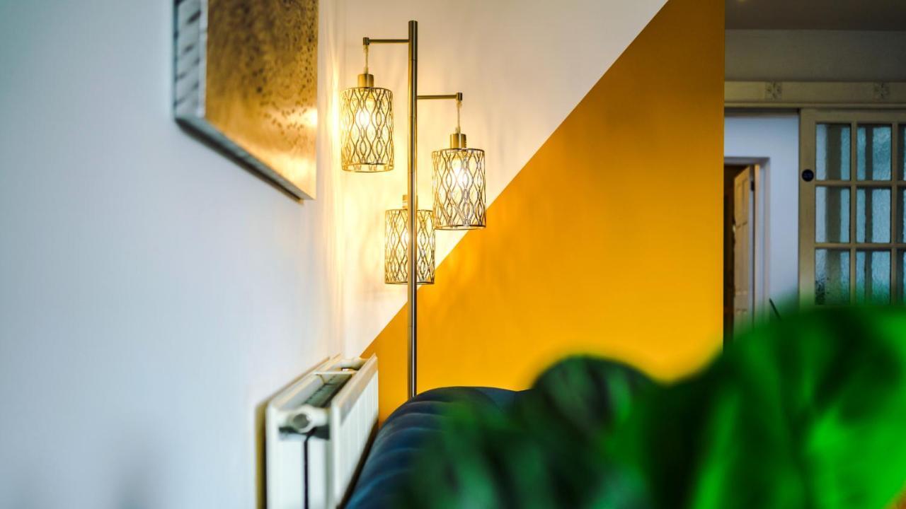 Newhall Road - 4 Bedroom Chester Home - Parking Wervin Экстерьер фото