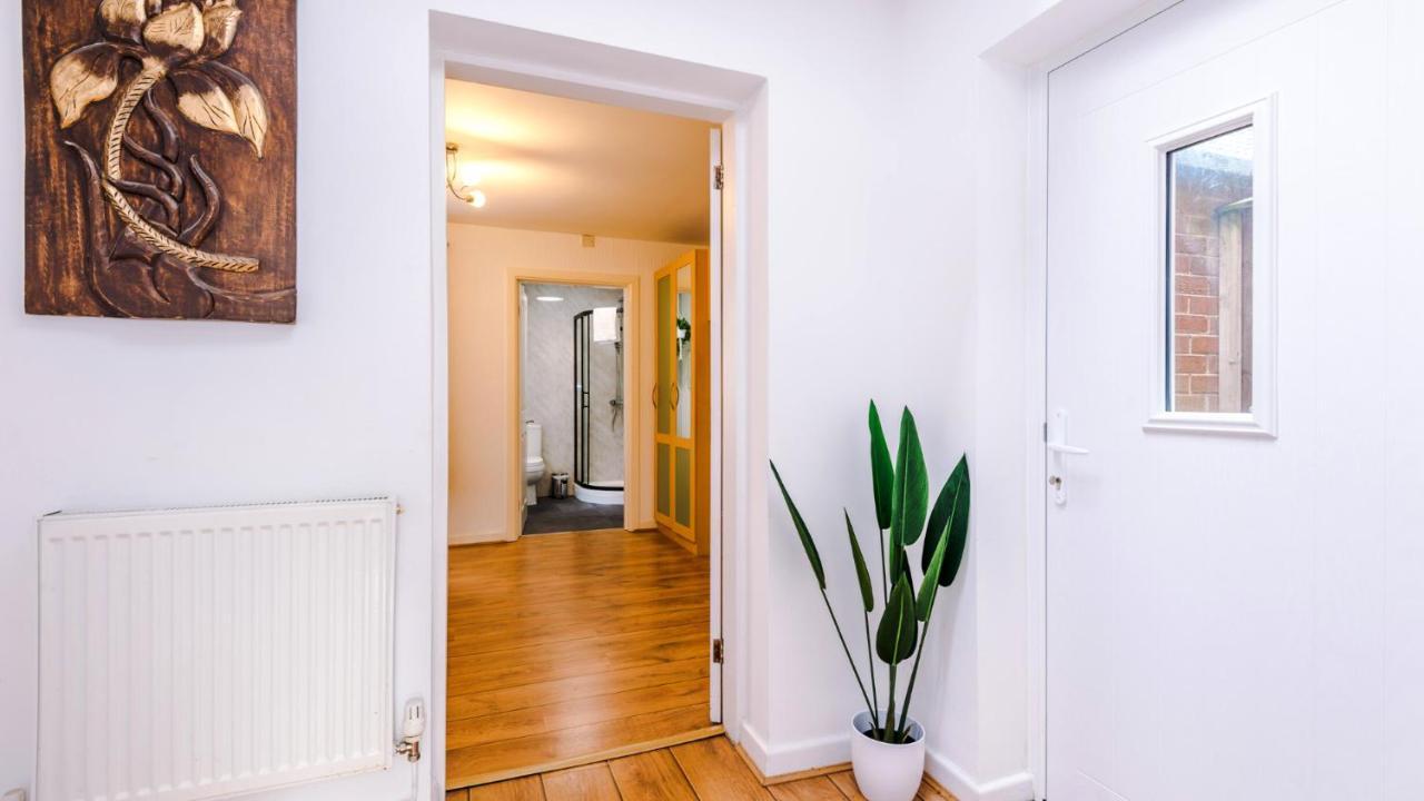 Newhall Road - 4 Bedroom Chester Home - Parking Wervin Экстерьер фото