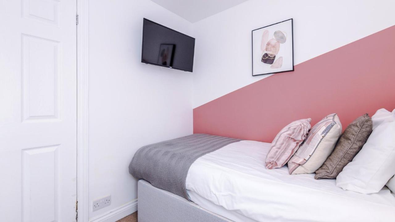 Newhall Road - 4 Bedroom Chester Home - Parking Wervin Экстерьер фото