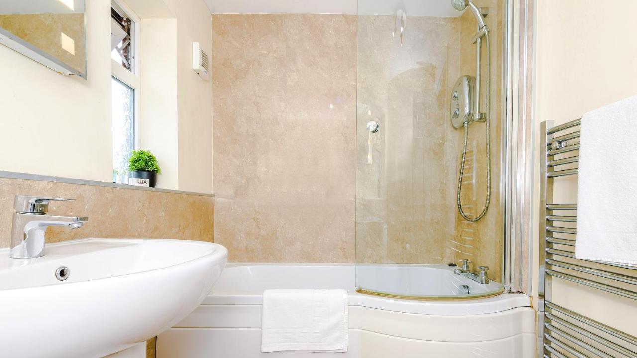 Newhall Road - 4 Bedroom Chester Home - Parking Wervin Экстерьер фото