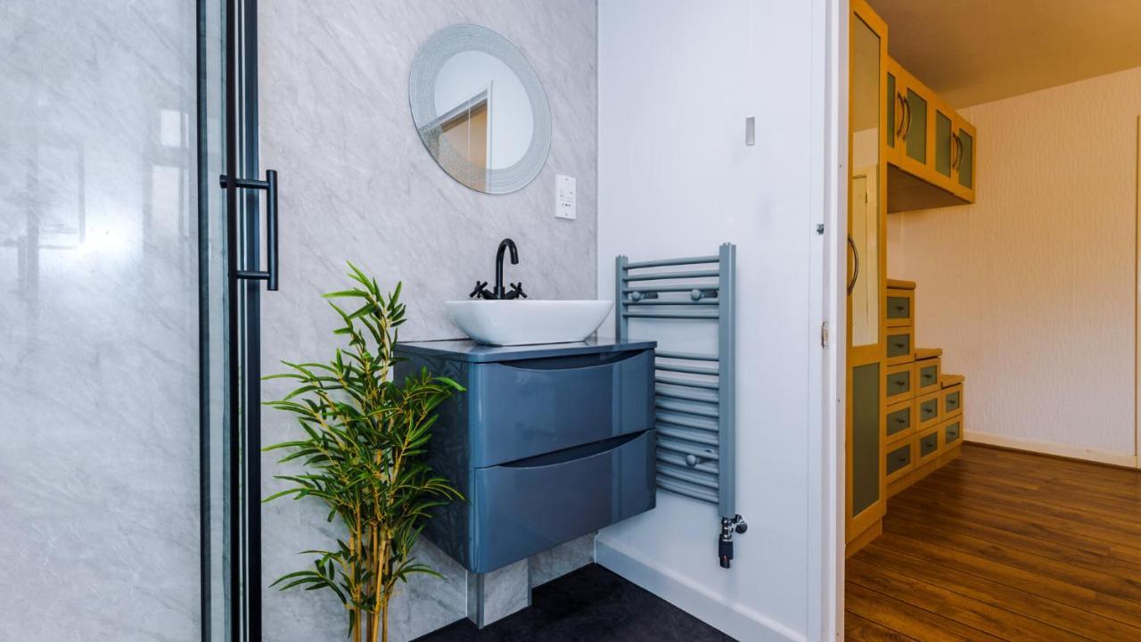Newhall Road - 4 Bedroom Chester Home - Parking Wervin Экстерьер фото