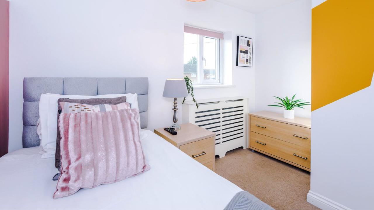 Newhall Road - 4 Bedroom Chester Home - Parking Wervin Экстерьер фото