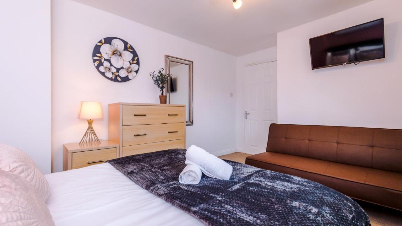 Newhall Road - 4 Bedroom Chester Home - Parking Wervin Экстерьер фото