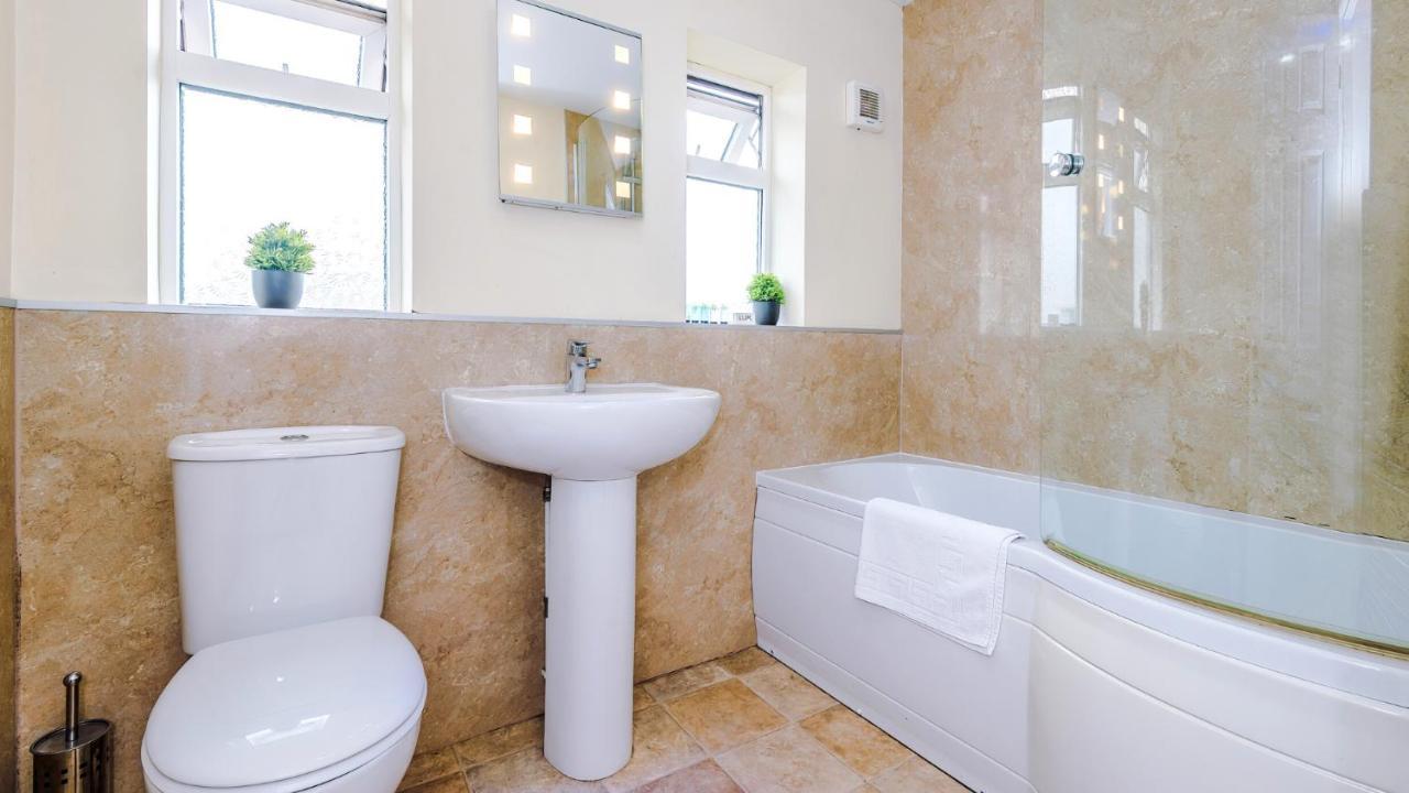 Newhall Road - 4 Bedroom Chester Home - Parking Wervin Экстерьер фото