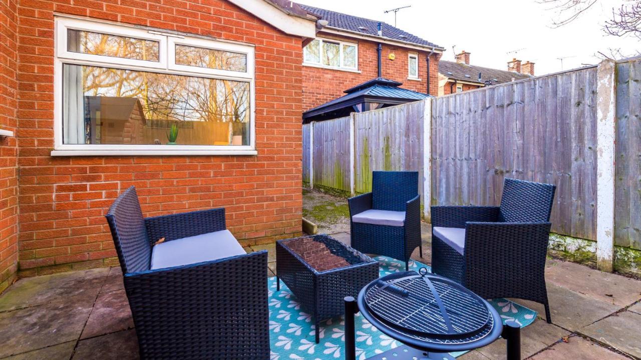 Newhall Road - 4 Bedroom Chester Home - Parking Wervin Экстерьер фото